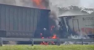 Caminhão transportando cosméticos bate na traseira de bitrem. Motorista morre carbonizado.