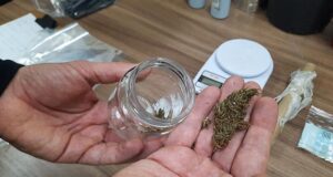 Criança com 12 meses de vida engole porção de maconha e vai parar no hospital