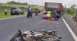 Motociclista que colidiu na traseira de uma carreta permanece internado