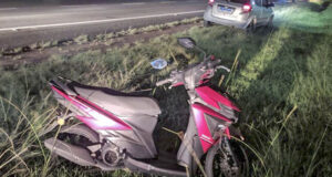 Mulher cai da moto após derrapar em ‘pedrinhas’ na Rodovia Washington Luís