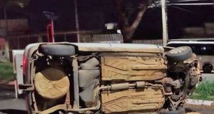 Homem perde controle do carro e tomba após bater em uma árvore na Pablo Picasso