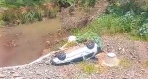 Com falha na suspensão carro capota e despenca na trágica Ponte da Avenida 36