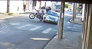 Colisão na Sete com Rua Carlos Gomes deixa motociclista ferido. Veja o momento da batida.