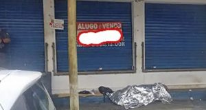 Morador de rua é encontrado sem vida na entrada de casa comercial