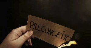 Inconformada em perder namorado, mulher agora chama rival de “macaca”