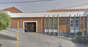 Homem apanha na casa de prostituição; no Pronto Socorro, ele bate.