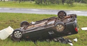 Motorista perde controle e picape capota na Rodovia Washington Luís