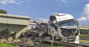 Fechado por um carro, motorista joga seu caminhão no guard-rail da Washington Luís