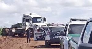 Caminhoneiro que dormia em posto na SP-310 é sequestrado e bandidos levam carga de ração