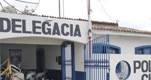 Golpes com facão e pauladas criam cenário de terror em briga de pai e filho