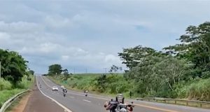 Motociclista que morreu neste sábado fazia “aviãozinho” sobre moto na SP-255 com grupo de amigos