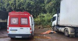 Caminhoneiro é encontrado morto ao lado do caminhão em posto de combustíveis