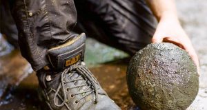 Homem nega roubo de casa em construção, mas é preso, pois calçava o sapatão do pedreiro