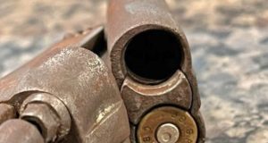 Ex-namorado invade casa e agride mulher. Filho em pânico mata o agressor.