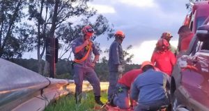 Mulher é arremessada em ribanceira na rodovia após acidente de moto