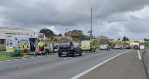 Caminhão quebra e para na pista causando colisão entre carros que vinham atrás