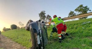 Ao ser abalroado na lateral por outro veículo, Honda Civic capota na Washington Luís