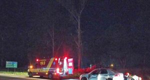 Na Rodovia SP-215, ônibus com lotação completa e carro colidem, deixando um ferido