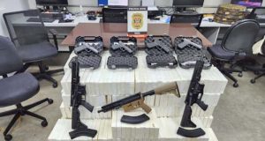 Polícia pega caminhão frigorífico com 800 tijolos de cocaína e 7 armas na Washington Luiz