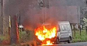 Van é consumida pelo fogo rapidamente em rua do Jardim Botânico