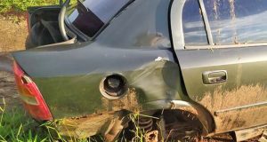 Com pista molhada carro tomba na Rodovia Washington Luís, entre Araraquara e São Carlos