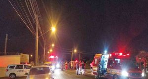 Grupo de ciclistas ao passar por rotatória é atropelado e um deles é internado