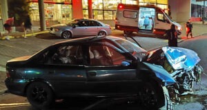 Na madrugada, carro é fechado na Via Expressa e desgovernado derruta poste de energia elétrica