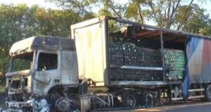 Caminhão que saiu de Araraquara para entregar carga de cervejas em Anápolis pega fogo em Matão