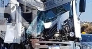 Após tentar a ultrapassagem motorista de Baú tenta voltar e bate na traseira de outro caminhão