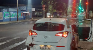Motorista supostamente embriagado bate na traseira de um HB20 na Maurício Galli e foge para escapar do bafômetro