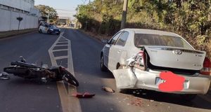 Moto bate na traseira de um Etios e homem de 52 anos é levado para o hospital com fratura na perna