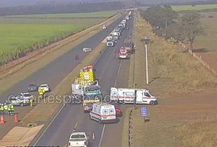 Um dos motoristas diante do impacto contra o outro caminhão ficou preso nas ferragens sendo necessária a intervenção dos funcionários da concessionária para retirá-lo da cabine.