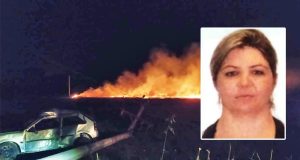 Empresária morre ao bater carro em poste que arrasta fiação e provoca incêndio em um pasto