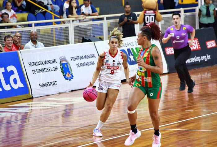 O Sampaio Basquete não parecia o mesmo time que abriu 2 a 0 nestas finais da Liga de Basquete Feminino (LBF) 2024. Na noite desta quarta-feira (17), jogando no ginásio Gigantão, em Araraquara, a equipe maranhense perdeu por 69 a 48, em uma atuação para ser esquecida. Já o Sesi pode embalar e vencer o jogo de amanhã: é tudo que ele quer.