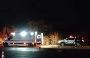 Funcionário de funerária morre atropelado na SP-255 após sair em busca de combustível para o veículo da empresa