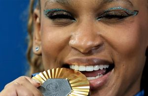 Rebeca Andrade supera Biles, é ouro no solo e se torna maior medalhista Olímpica do Brasil