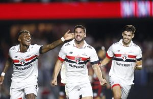 São Paulo vence o Flamengo, que deixa a liderança do Brasileirão