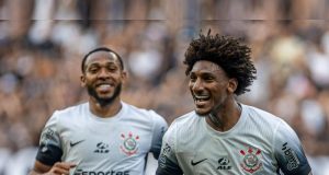 Corinthians vence o Flamengo, mas continua com a corda no pescoço na Série A do Brasileiro