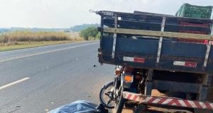 Motociclista morre ao bater na traseira de caminhão estacionado no acostamento da rodovia
