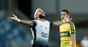 Memphis faz de pênalti, Corinthians bate Cuiabá e deixa a zona de rebaixamento do Brasileirão
