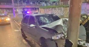 Acidente na Via Expressa neste sábado faz 04 vítimas, após veículo bater no poste