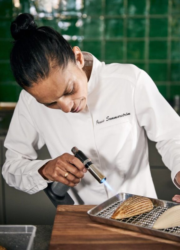 2. Chef Jessie Sommarström na preparação do prato principal