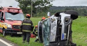 Mulher capota veículo na Washington Luís após perder o controle da direção