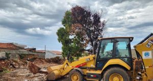 Prefeitura realiza demolição de imóvel abandonado no Jardim das Estações