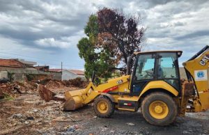 Prefeitura realiza demolição de imóvel abandonado no Jardim das Estações
