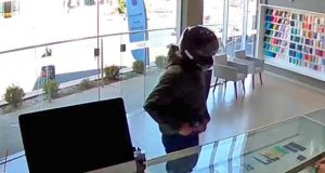 Criminoso invade loja de iPhone no centro de Matão e armado obriga funcionária a colocar aparelhos na sacola