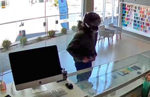 Criminoso invade loja de iPhone no centro de Matão e armado obriga funcionária a colocar aparelhos na sacola