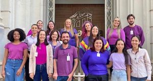 Santa Casa de Araraquara e colaboradores apoiam a campanha agosto lilás