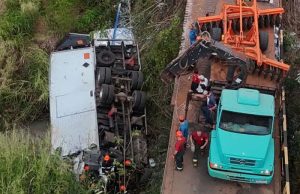 Caminhão despenca de ponte em estrada municipal entre Ribeirão Bonito e Trabiju