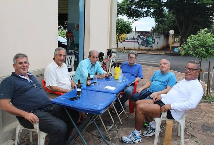 A tristeza bateu forte no Bar do João Turco, que parte nesta segunda, carregando na bagagem o adeus dos clientes que por 60 anos fizeram da esquina da Rua 9 com Avenida 15, o point de uma geração pautada pela qualidade da música e comprometida com o respeito. João Gossain é o personagem na emergente cidade dos anos 60. Ele morreu nesta terça.